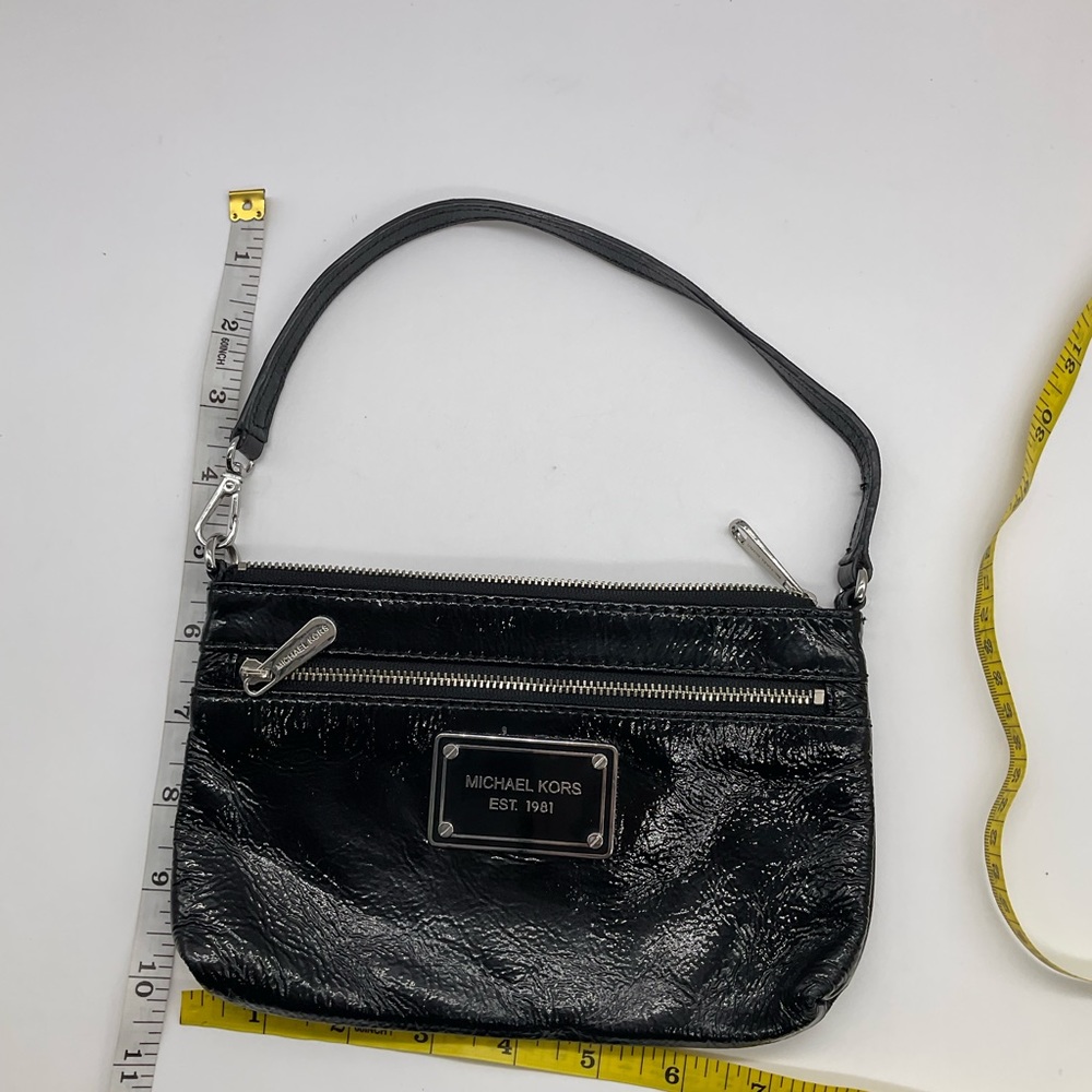 MICHAEL KORS LARGE PATENT LEATHER WRISTLET - Picture 4 of 5